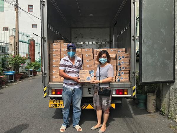 Đại diện Mặt trận Tổ quốc Việt Nam tỉnh Bình Dương nhận tấm lòng chung tay chia sẻ từ Sữa Cô Gái Hà Lan