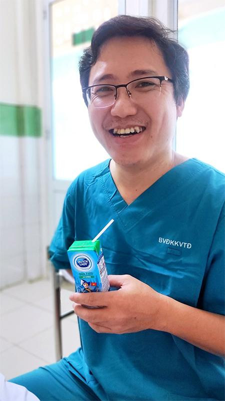 Những giây phút nghỉ ngơi hiếm hoi của bác sĩ tại Bệnh viện dã chiến điều trị bệnh nhân COVID-19 Thủ Đức