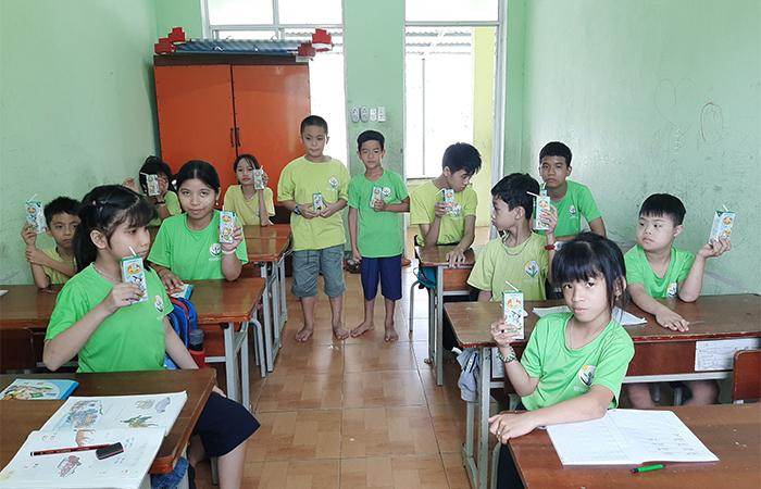 Những hộp sữa dinh dưỡng phần nào giúp các em tại Trung tâm Hướng Dương Việt (Quảng Nam) tăng cường sức khỏe trong mùa dịch Những hộp sữa dinh dưỡng phần nào giúp các em tại Trung tâm Hướng Dương Việt (Quảng Nam) tăng cường sức khỏe trong mùa dịch