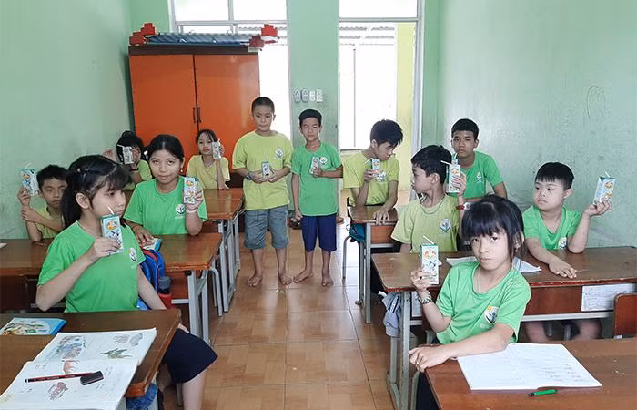 Những hộp sữa dinh dưỡng phần nào giúp các em tại Trung tâm Hướng Dương Việt (Quảng Nam) tăng cường sức khỏe trong mùa dịch
