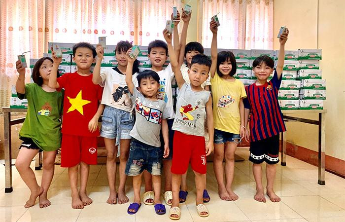 Niềm vui của trẻ tại Trung tâm Công tác xã hội và bảo trợ xã hội (tỉnh Yên Bái) khi nhận sữa từ Quỹ sữa Vươn cao Việt Nam. Niềm vui của trẻ tại Trung tâm Công tác xã hội và bảo trợ xã hội (tỉnh Yên Bái) khi nhận sữa từ Quỹ sữa Vươn cao Việt Nam.
