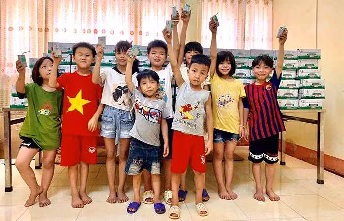 Niềm vui của trẻ tại Trung tâm Công tác xã hội và bảo trợ xã hội (tỉnh Yên Bái) khi nhận sữa từ Quỹ sữa Vươn cao Việt Nam.