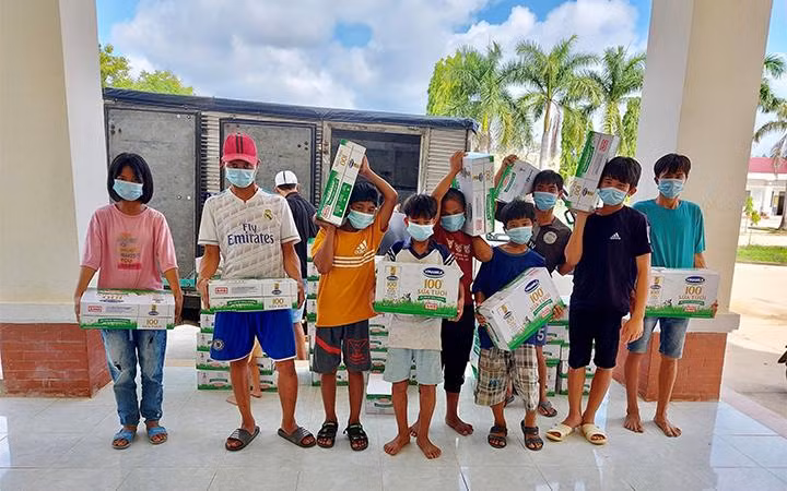 Hình ảnh đáng yêu của các em tại Trung tâm Bảo trợ và công tác Xã hội Kon Tum đang phụ các thầy cô chuyển sữa vào trong.