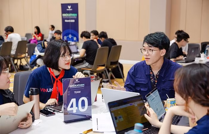 Võ Minh Quân (giữa) cùng các bạn cộng sự trong cuộc thi VinUni Hackathon 2021