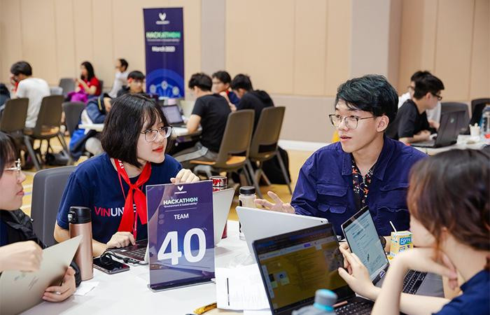 Võ Minh Quân (giữa) cùng các bạn cộng sự trong cuộc thi VinUni Hackathon 2021