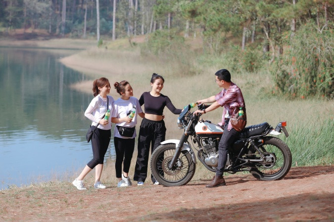 Chill cùng thiên nhiên và thưởng thức chai Trà Xanh Không Độ để xua tan căng thẳng mệt mỏi, giải nhiệt cuộc sống là hoạt động được nhiều người trẻ yêu thích trong những chuyến đi