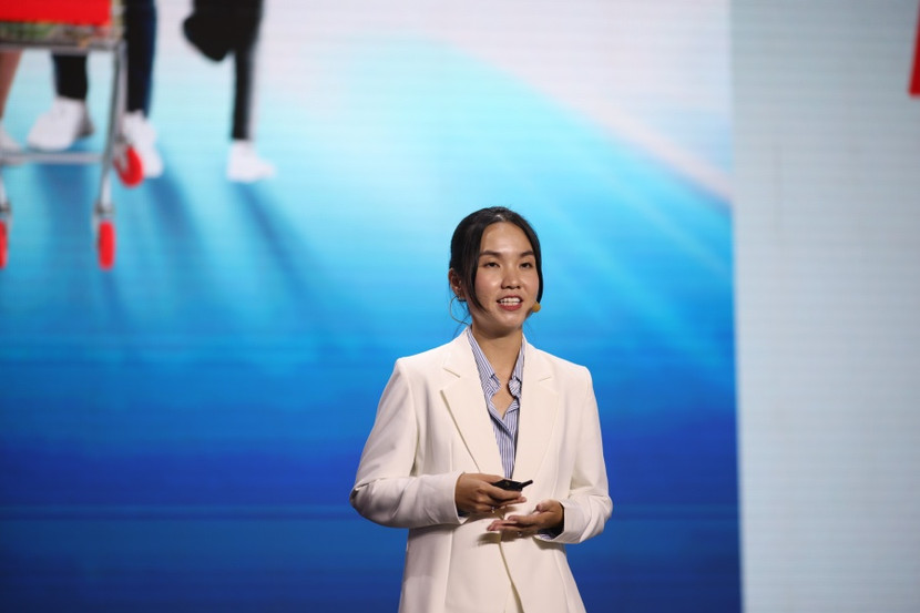 Bà Nguyễn Trương Kim Phượng - Giám đốc Marketing cấp cao ngành hàng Thực phẩm tiện lợi chia sẻ câu chuyện Omachi tại sự kiện