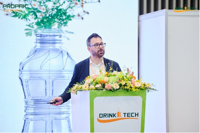 Ông Massimo Nascimbeni - Giám đốc Sản phẩm thổi chai và chiết rót của GEA chia sẻ về công nghệ Aseptic tại hội thảo Ông Massimo Nascimbeni - Giám đốc Sản phẩm thổi chai và chiết rót của GEA chia sẻ về công nghệ Aseptic tại hội thảo