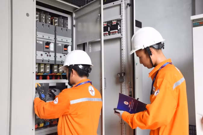 EVNHANOI đảm bảo cung cấp điện an toàn, ổn định năm 2024 EVNHANOI đảm bảo cung cấp điện an toàn, ổn định năm 2024