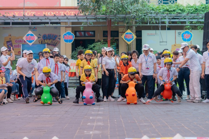 Tình nguyện viên hỗ trợ học sinh tham gia tham gia các hoạt động với chủ đề ATGT Tình nguyện viên hỗ trợ học sinh tham gia tham gia các hoạt động với chủ đề ATGT