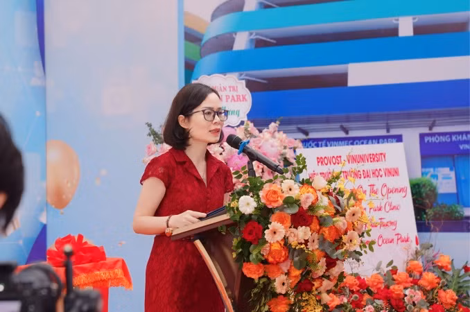 TS Đinh Thùy Dương, Giám đốc điều hành Bệnh viện đa khoa quốc tế Vinmec Times City phát biểu tại lễ khai trương TS Đinh Thùy Dương, Giám đốc điều hành Bệnh viện đa khoa quốc tế Vinmec Times City phát biểu tại lễ khai trương