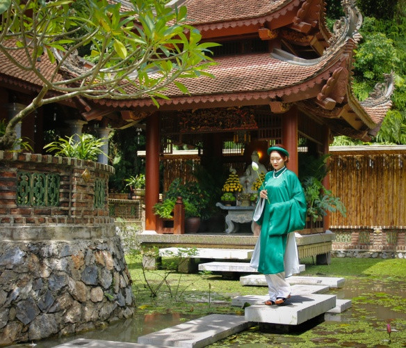 Giới trẻ đam mê check-in tại Địa Tạng Phi Lai Tự - Ảnh: Lê Việt Hùng