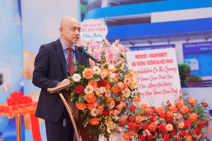 PGS. TS Lê Cự Linh, Phó Viện trưởng Viện Khoa học sức khỏe, Đại học VinUni phát biểu tại sự kiện. PGS. TS Lê Cự Linh, Phó Viện trưởng Viện Khoa học sức khỏe, Đại học VinUni phát biểu tại sự kiện.