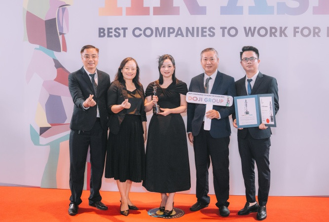 Đại diện Tập đoàn DOJI nhận cúp vàng Harmonia từ ban tổ chức HRAA