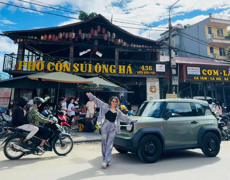 Chiếc VF 3 mới của chị Hồng thu hút sự chú ý của cộng đồng mạng (Facebook Vũ Bích Hồng). Chiếc VF 3 mới của chị Hồng thu hút sự chú ý của cộng đồng mạng (Facebook Vũ Bích Hồng).