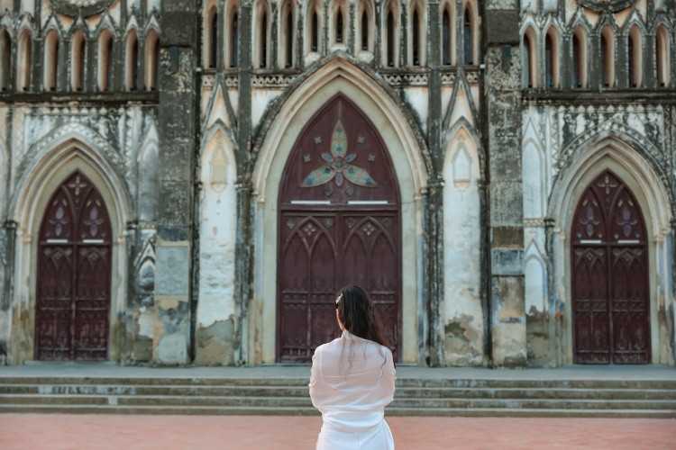 Nhà thờ Sở Kiện với lối kiến trúc cổ kính. Ảnh: Ngân Hà