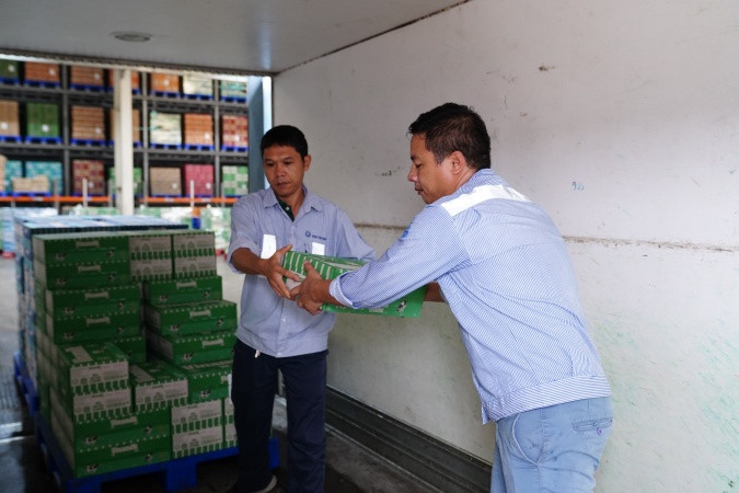 Nhân viên Vinamilk khẩn trương chuẩn bị, bốc xếp sữa tươi, nước uống chuyển lên xe để đưa đến cho người dân, trẻ em tại vùng bão lũ