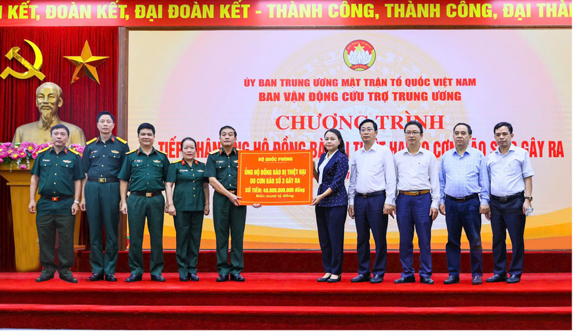 Đại tá Vũ Thị Hải Phượng – Phó Chủ tịch Hội đồng quản trị Ngân hàng TMCP Quân đội (MB) (thứ tư từ trái qua) đại diện MB cùng Bộ Quốc phòng trao số tiền ủng hộ Đại tá Vũ Thị Hải Phượng – Phó Chủ tịch Hội đồng quản trị Ngân hàng TMCP Quân đội (MB) (thứ tư từ trái qua) đại diện MB cùng Bộ Quốc phòng trao số tiền ủng hộ