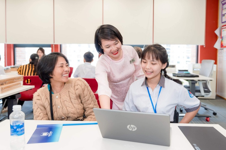 Các giáo viên Vinschool tư vấn cho phụ huynh và học sinh xuất sắc vượt khó đạt học bổng