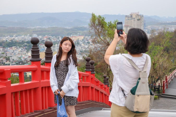 Khách du lịch check-in tại tổ hợp giải trí Đồi Mặt Trời