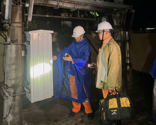 Công nhân EVNHANOI kiểm tra trạm điện Lương Phúc 1 tại Xóm Hồ Sen, thôn Lương Phúc Công nhân EVNHANOI kiểm tra trạm điện Lương Phúc 1 tại Xóm Hồ Sen, thôn Lương Phúc