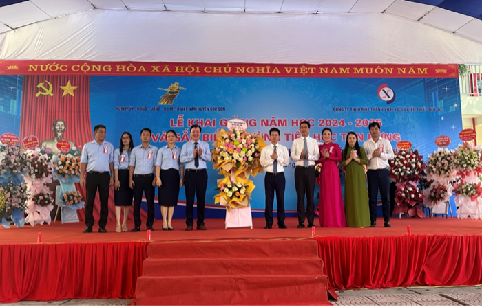 Đ/c Bùi Duy Cường - Bí thư huyện Ủy Sóc Sơn, tặng hoa cho BLĐ công ty TNHH MTV Xổ số kiến thiết Thủ đô