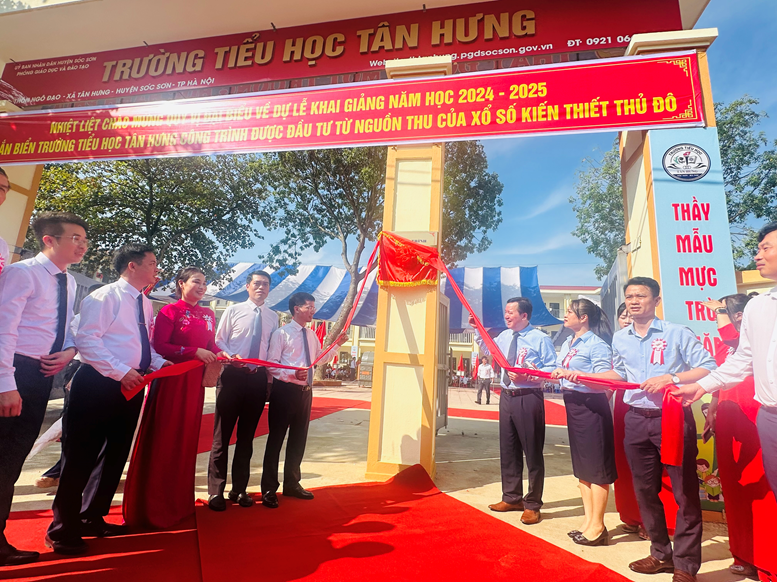 Ông Hoàng Mạnh Tuấn – TGĐ (thứ 4 bên phải), bà Trịnh Hồng Loan – PTGĐ (thứ 3 bên phải) Công ty TNHH MTV Xổ số KTTĐ và các đại biểu huyện Sóc Sơn tham dự Lễ gắn biển trường Tiểu học Tân Hưng