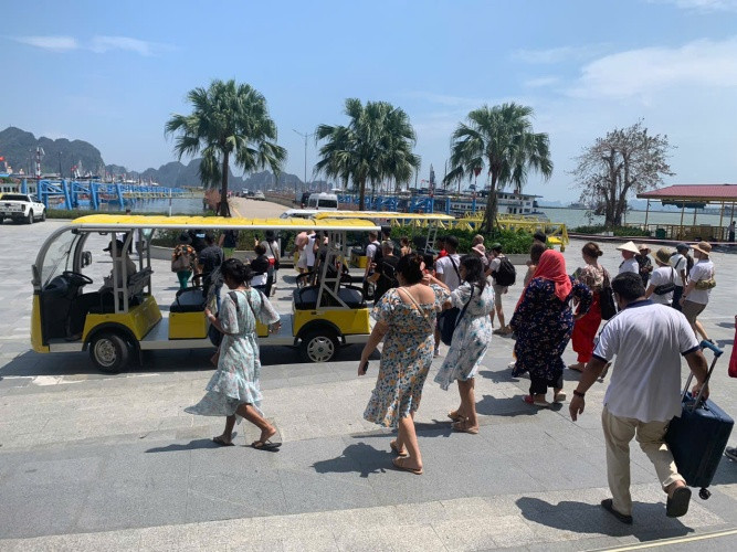 Cảng tàu Hạ Long đón khách Cảng tàu Hạ Long đón khách