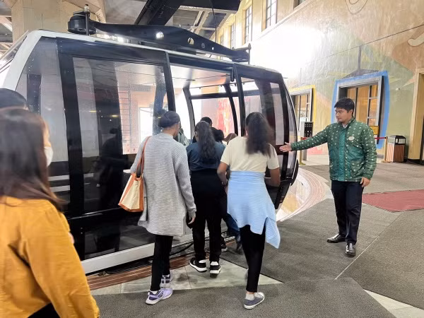 Những vị khách đầu trong ngày mở cửa lại của khu du lịch