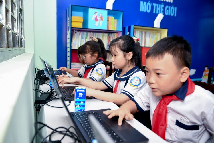 Các em học sinh trải nghiệm các laptop mới trong khu vực tủ sách Vươn cao Việt Nam của Vinamilk Các em học sinh trải nghiệm các laptop mới trong khu vực tủ sách Vươn cao Việt Nam của Vinamilk