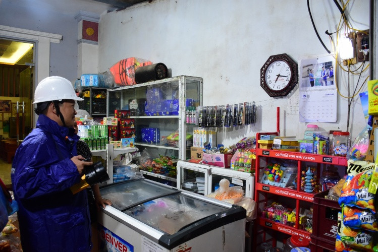 Công nhân EVNHANOI kiểm tra hệ thống điện và tuyên truyền an toàn sử dụng điện mùa mưa bão tại hộ dân xóm Hồ Sen, thôn Lương Phúc Công nhân EVNHANOI kiểm tra hệ thống điện và tuyên truyền an toàn sử dụng điện mùa mưa bão tại hộ dân xóm Hồ Sen, thôn Lương Phúc