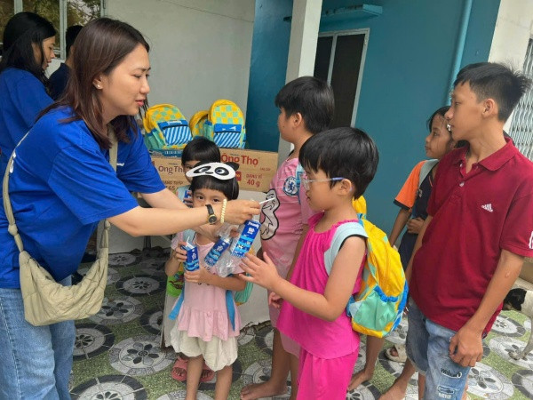 Các phần quà, sữa Vinamilk được trao tặng cho trẻ em có hoàn cảnh đặc biệt, khó khăn tại Cần Thơ dịp Trung thu