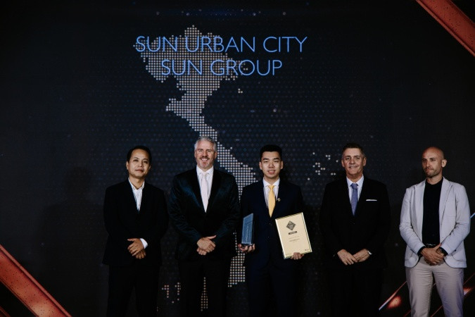 Đại diện Sun Property nhận giải thưởng “Dự án của năm” cho Đô thị nghỉ dưỡng Sun Urban City.