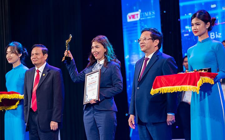 Bà Nguyễn Thị Nguyệt Thu – Phó Giám đốc khối SME đại diện MB nhận giải thưởng cho hạng mục “Sản phẩm, dịch vụ, giải pháp chuyển đổi số tiêu biểu”