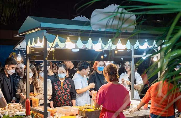 Những gian hàng ăn uống thu hút đông đảo cư dân và khách tham quan tại sự kiện khai trương.
