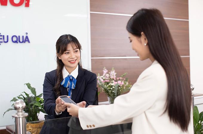 Nhân viên EVNHANOI hướng dẫn khách hàng thanh toán tiền điện không dùng tiền mặt Nhân viên EVNHANOI hướng dẫn khách hàng thanh toán tiền điện không dùng tiền mặt