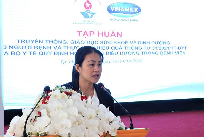 Bà Nguyễn Thị Thanh Nhàn - Trưởng Ban quản lý kênh y tế toàn quốc Vinamilk trình bày tại buổi tập huấn Bà Nguyễn Thị Thanh Nhàn - Trưởng Ban quản lý kênh y tế toàn quốc Vinamilk trình bày tại buổi tập huấn