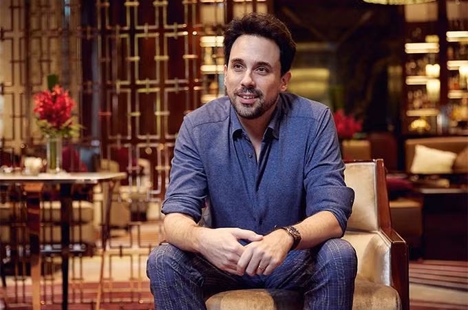 Ông Olivier Ochanine - Giám đốc Âm nhạc và Nhạc trưởng Dàn nhạc giao hưởng Mặt trời- Sun Symphony Orchestra (SSO) Ông Olivier Ochanine - Giám đốc Âm nhạc và Nhạc trưởng Dàn nhạc giao hưởng Mặt trời- Sun Symphony Orchestra (SSO)