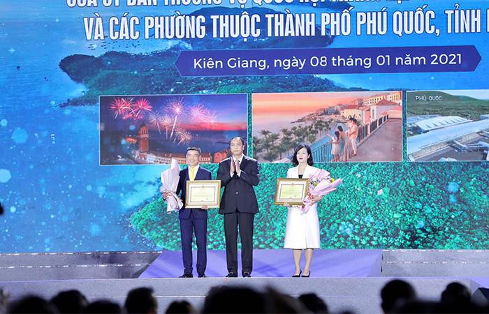 Lãnh đạo tỉnh Kiên Giang trao hoa và bằng chứng nhận cho 2 nhà đồng tài trợ Sun Group và BIM Group Lãnh đạo tỉnh Kiên Giang trao hoa và bằng chứng nhận cho 2 nhà đồng tài trợ Sun Group và BIM Group