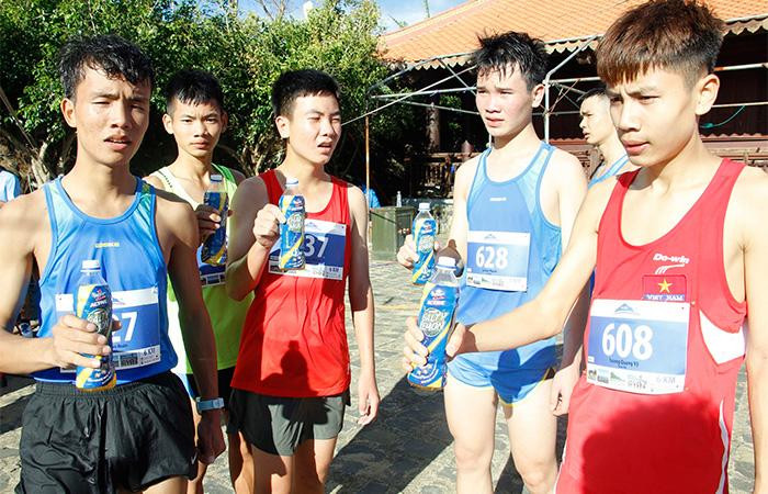 Thử thách thể lực khiến các vận động viên mất nhiều nước và mồ hôi Thử thách thể lực khiến các vận động viên mất nhiều nước và mồ hôi