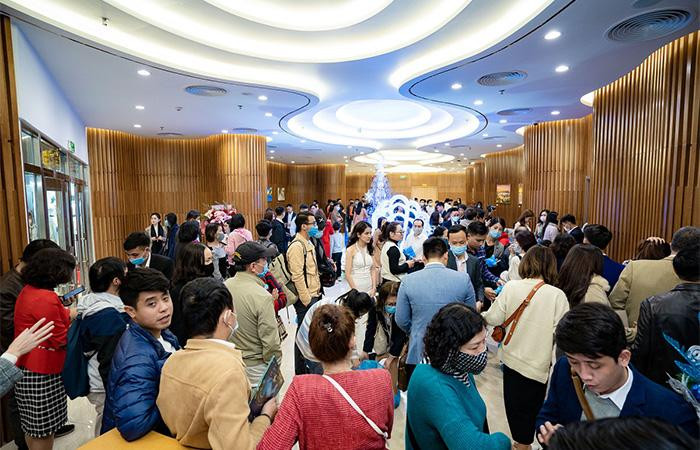Hàng nghìn lượt khách xếp hàng để chờ tham quan căn hộ mẫu dòng Ruby tại Văn phòng bán hàng và khu nhà mẫu phía bên trong TTTM Vincom Mega Mall Ocean Park