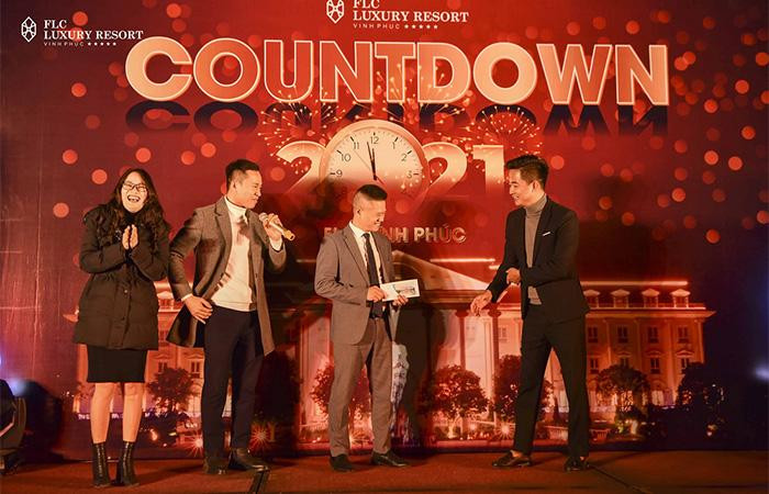 Không khí tại FLC Vĩnh Phúc “nóng” hơn bao giờ hết với tiệc buffet được chuẩn bị bởi các đầu bếp 5 sao, chương trình nghệ thuật và những giải thưởng giá trị dành tặng du khách trong khoảnh khắc đầu năm.