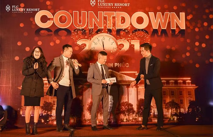 Không khí tại FLC Vĩnh Phúc “nóng” hơn bao giờ hết với tiệc buffet được chuẩn bị bởi các đầu bếp 5 sao, chương trình nghệ thuật và những giải thưởng giá trị dành tặng du khách trong khoảnh khắc đầu năm.