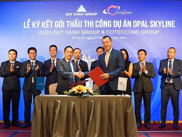 Ông Bùi Ngọc Đức, Tổng Giám đốc Tập đoàn Đất Xanh cùng ông Bolat Duisenov, Chủ tịch Hội đồng quản trị Công ty CP Xây dựng Coteccons tại buổi ký kết ngày 27/01.