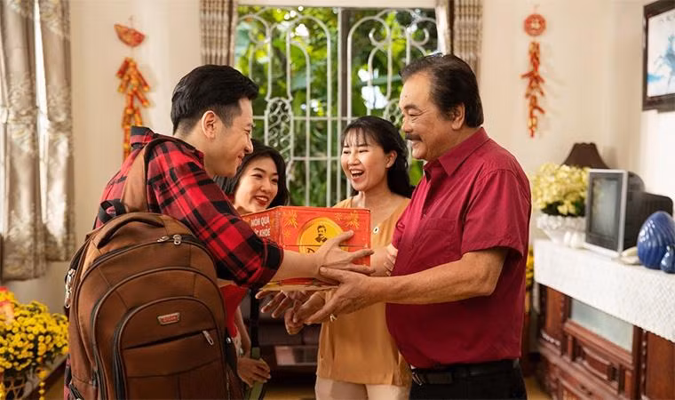 Trà Thanh Nhiệt Dr Thanh, món quà sức khỏe được giới trẻ lựa chọn để tri ân cha mẹ ngày Tết.