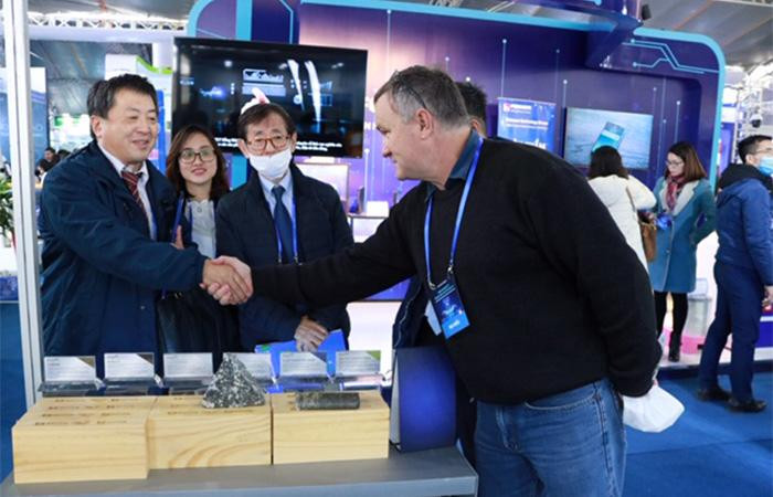 Tổng giám đốc Masan High-Tech Materials chia sẻ thông tin về các sản phẩm vật liệu công nghệ cao của công ty tới khách tham quan