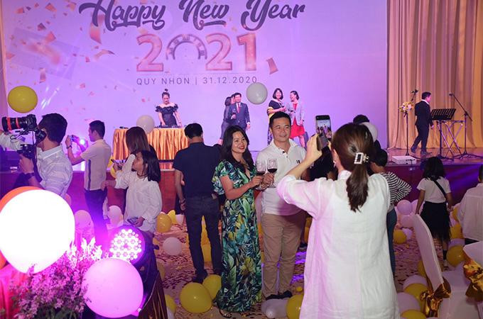 Tại FLC Quy Nhơn (Bình Định) và FLC Sầm Sơn (Thanh Hoá), không khí chào năm mới cũng diễn ra sôi động không kém, khi hàng ngàn du khách hoà mình trong các sự kiện đa dạng như tiệc Gala, Countdown vui nhộn…