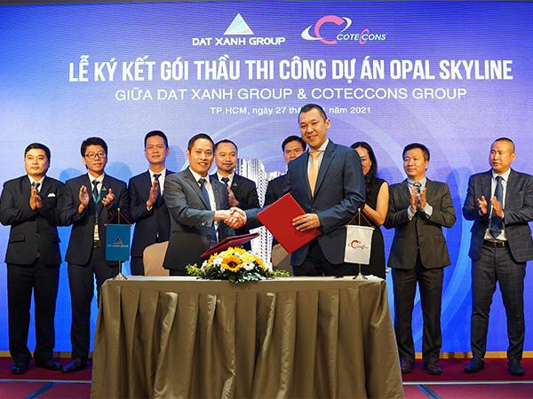 Ông Bùi Ngọc Đức, Tổng Giám đốc Tập đoàn Đất Xanh cùng ông Bolat Duisenov, Chủ tịch Hội đồng quản trị Công ty CP Xây dựng Coteccons tại buổi ký kết ngày 27/01. Ông Bùi Ngọc Đức, Tổng Giám đốc Tập đoàn Đất Xanh cùng ông Bolat Duisenov, Chủ tịch Hội đồng quản trị Công ty CP Xây dựng Coteccons tại buổi ký kết ngày 27/01.