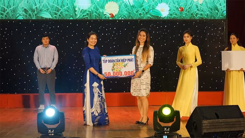 Tập đoàn Tân Hiệp Phát trao tặng 50 triệu đồng đồng hành giúp đỡ trẻ em khó khăn tỉnh Bình Dương