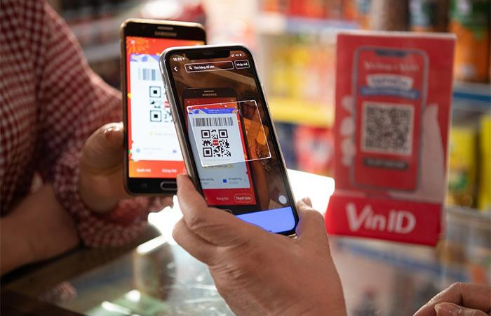 Mua hàng tại tạp hóa liên kết VinShop, khách hàng có thể quét mã để thanh toán qua VinID Pay vô cùng tiện lợi.
